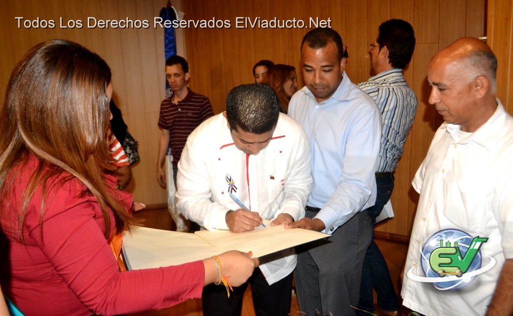 Embajador de Venezuela Alberto Efraín Castellar Padilla firma el libro de visitas internacionales de la UASD Santiago